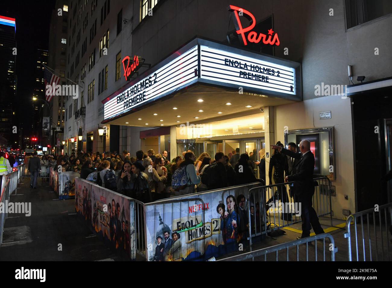 Filmpremiere „Enola Holmes 2“ im Pariser Theater. Stockfoto