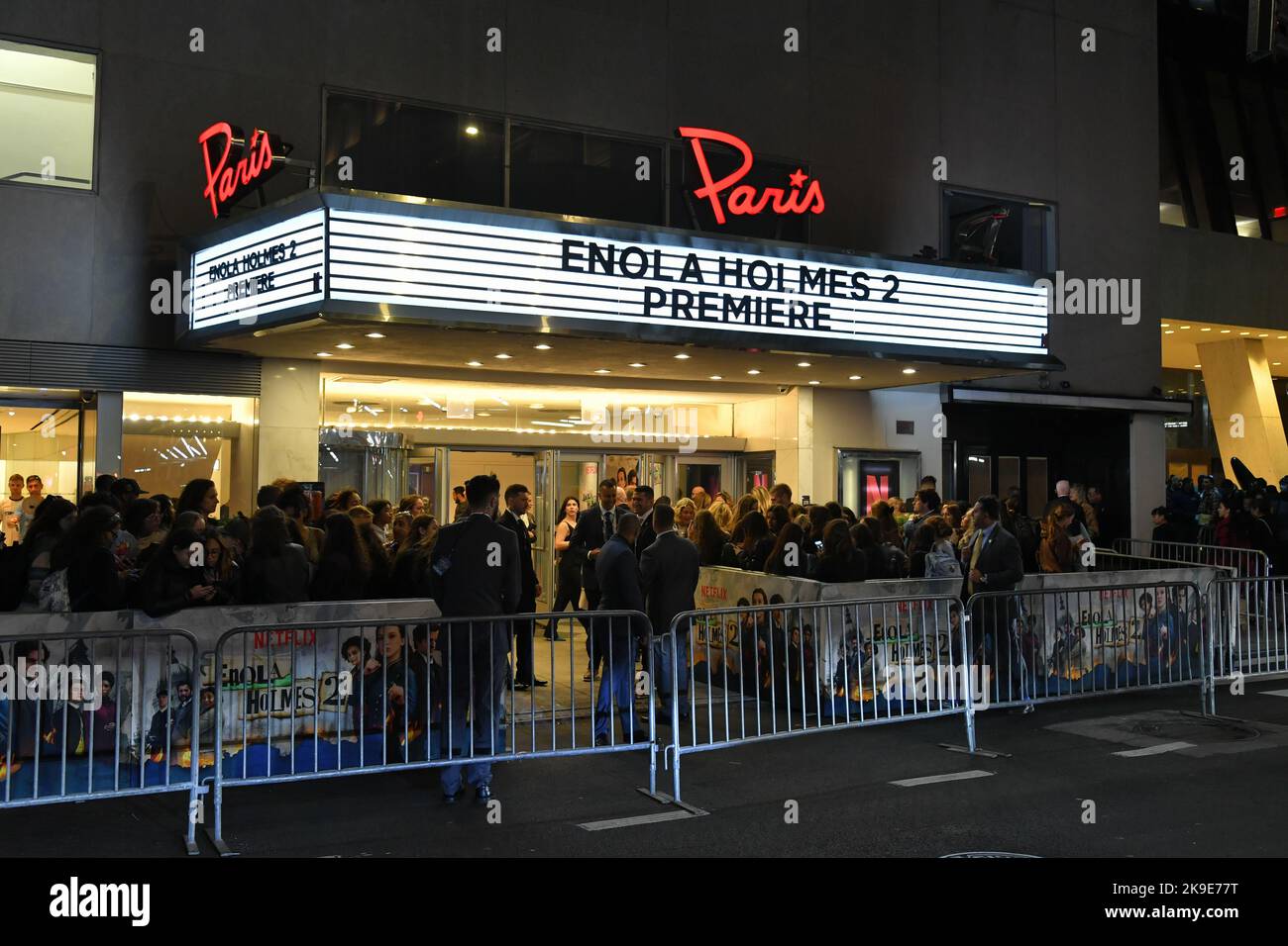 Filmpremiere „Enola Holmes 2“ im Pariser Theater. Stockfoto