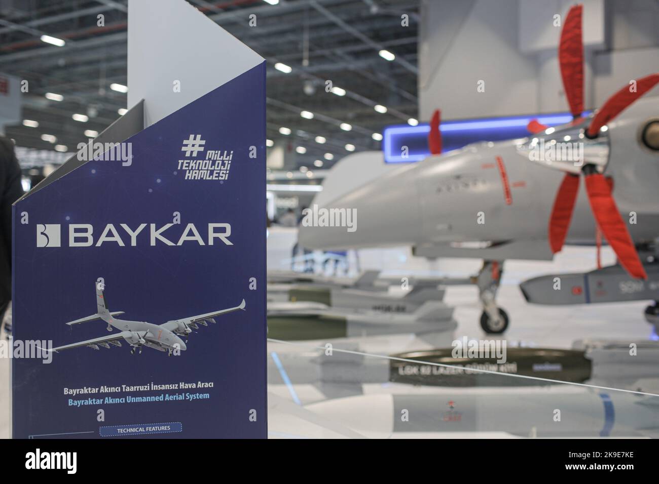 Istanbul, Türkei. 27. Oktober 2022. Bayraktar Akinci, eine High Altitude  Long Endurance Combat Drohne des führenden türkischen  Kampfdrohnen-Herstellers Baykar, wird auf der SAHA EXPO Defence & Aerospace  Exhibition in Istanbul ausgestellt. Quelle: