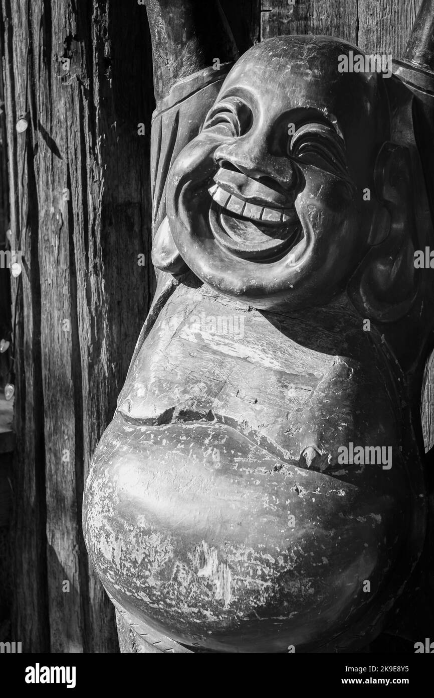 Nahaufnahme von glücklicher und fetter buddha Budai. Budai ist allgemein bekannt als der lachende Buddha-Alberni BC Kanada-Oktober 5,2022. Reisefoto, niemand Stockfoto