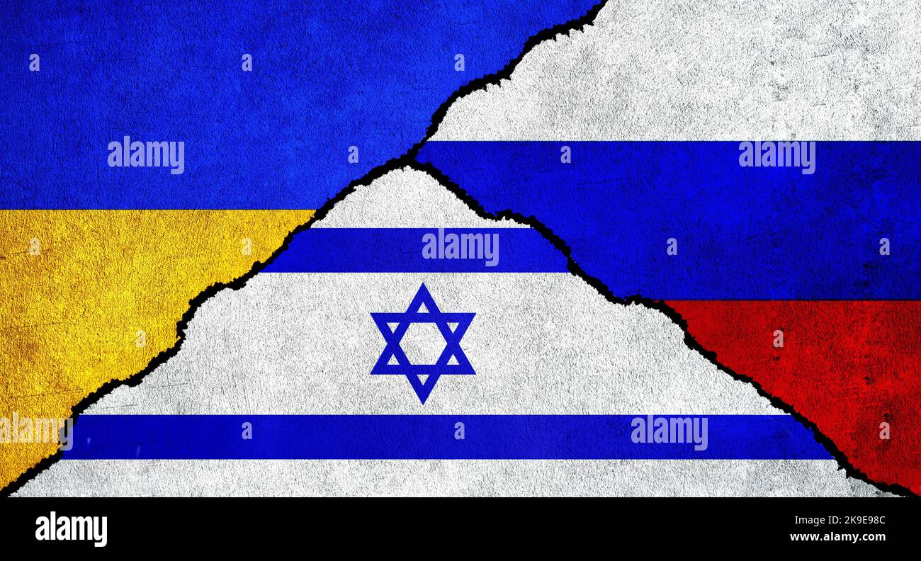 Russland, die Ukraine und Israel flaggen gemeinsam an der Wand. Diplomatische Beziehungen zwischen Russland, Israel und der Ukraine Stockfoto