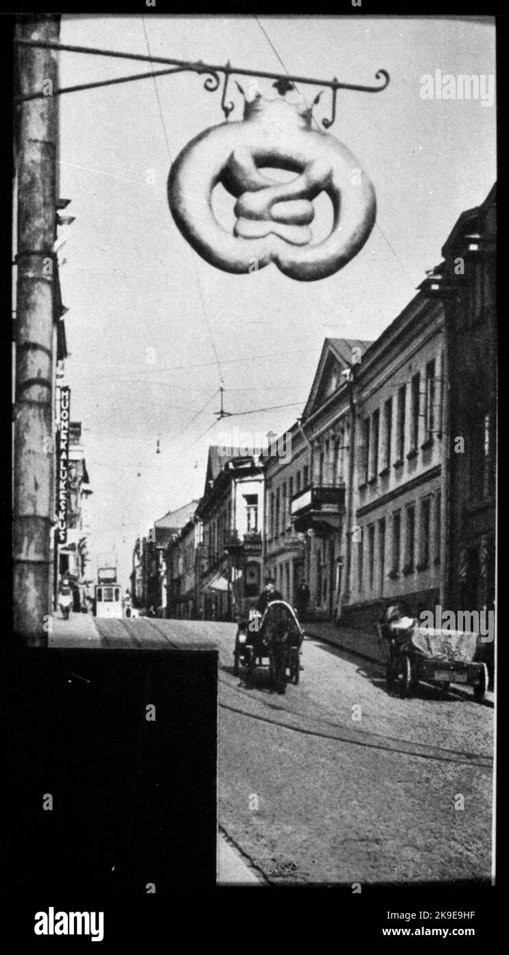 Stadtverkehr auf der Slottsgatan nach Väster in Viborg. Das Bild wurde während der Zeit aufgenommen, als Viborg Finnin war. Stockfoto