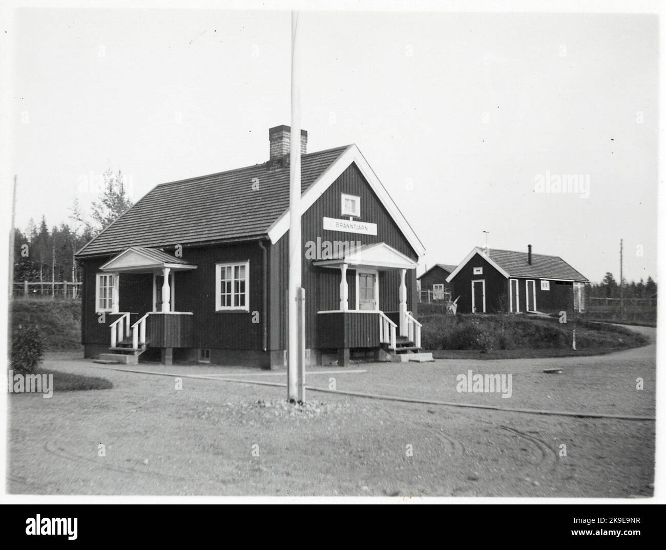 Bahnhofshütte Bränntjärn. State Railways, SJ. Die Bahn- und Bushaltestelle wurde 1928 eröffnet. Der Bahnhof wurde 1966 geschlossen, wurde aber 1968 und bis 1983 wieder als Nebenbahn eröffnet. Stockfoto