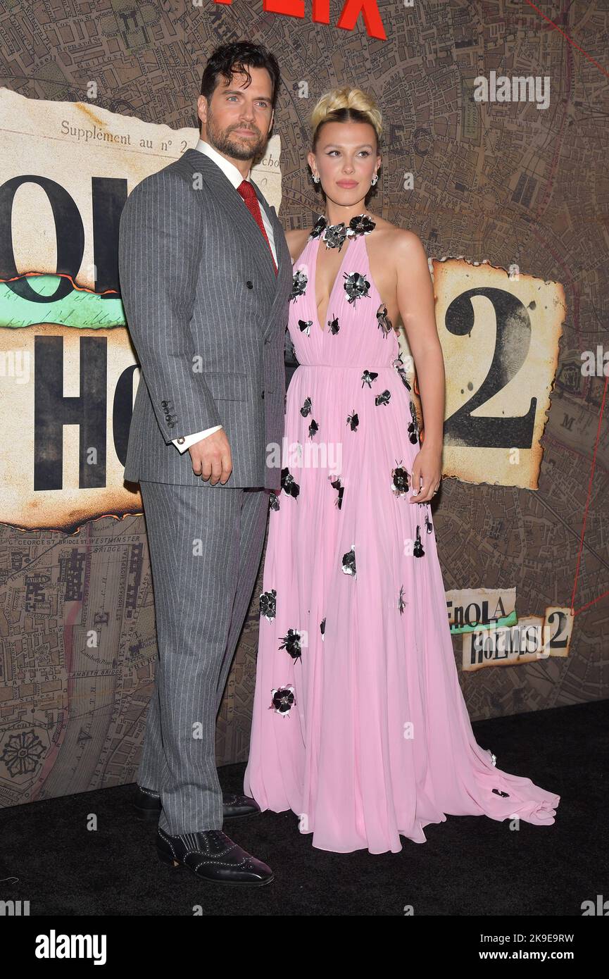 New York, USA. 27. Oktober 2022. (L-R) die Schauspieler Henry Cavill und Millie Bobby Brown nehmen an der Weltpremiere von „Enola Holmes 2“ im Pariser Theater, New York, NY, am 27. Oktober 2022 Teil. (Foto von Anthony Behar/Sipa USA) Quelle: SIPA USA/Alamy Live News Stockfoto
