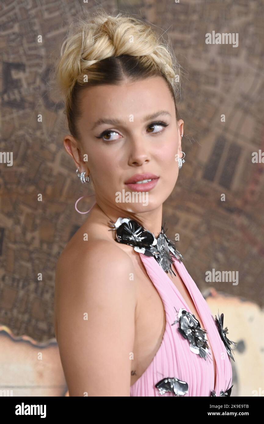 New York, USA. 27. Oktober 2022. Die Schauspielerin Millie Bobby Brown nimmt an der Weltpremiere von „Enola Holmes 2“ im Pariser Theater, New York, NY, am 27. Oktober 2022 Teil. (Foto von Anthony Behar/Sipa USA) Quelle: SIPA USA/Alamy Live News Stockfoto