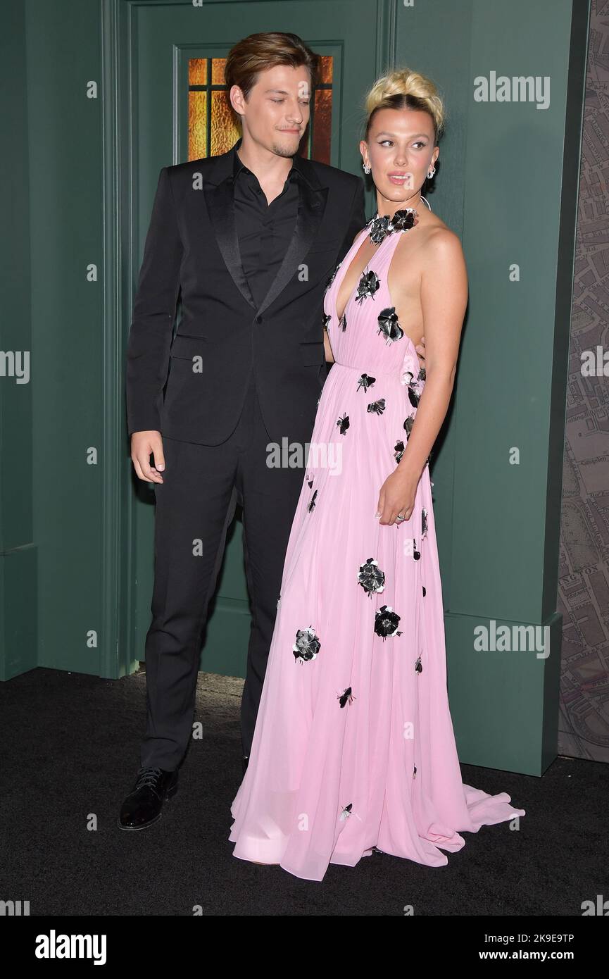 New York, USA. 27. Oktober 2022. (L-R) Jake Bongiovi und Millie Bobby Brown nehmen an der Uraufführung von „Enola Holmes 2“ im Pariser Theater, New York, NY, am 27. Oktober 2022 Teil. (Foto von Anthony Behar/Sipa USA) Quelle: SIPA USA/Alamy Live News Stockfoto