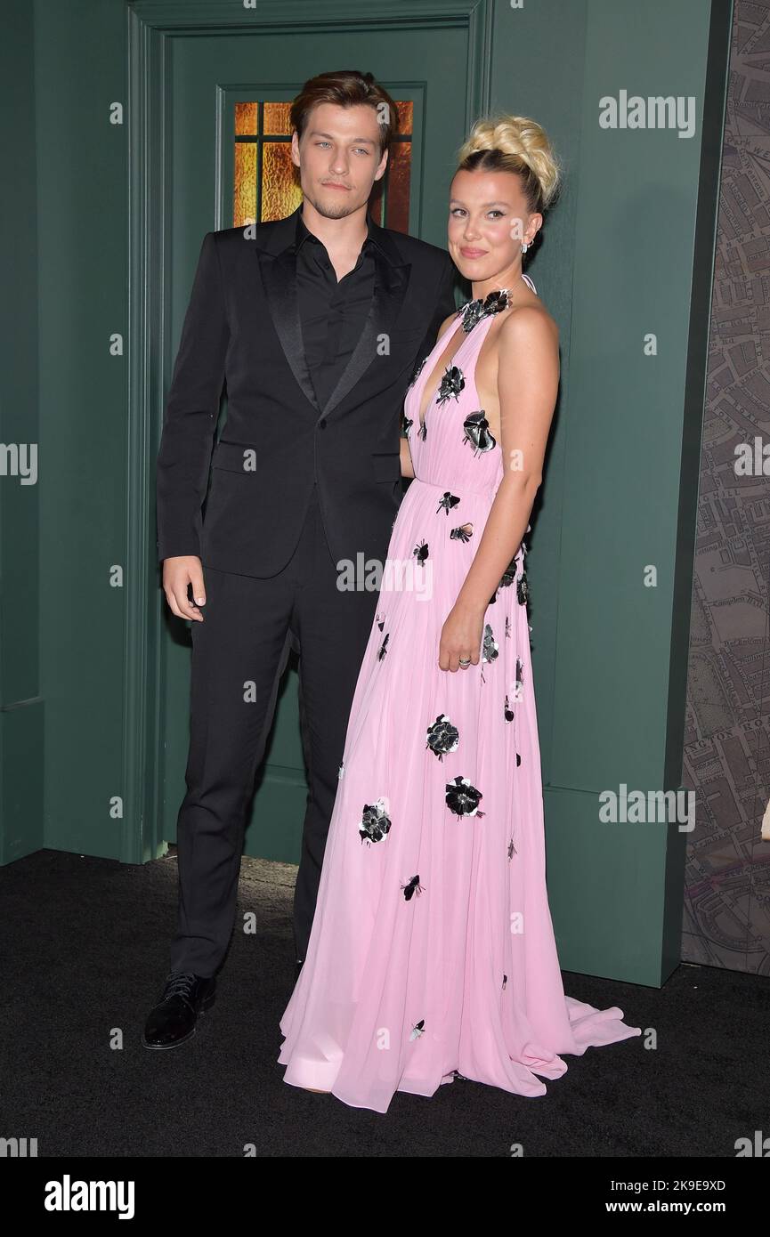 New York, USA. 27. Oktober 2022. (L-R) Jake Bongiovi und Millie Bobby Brown nehmen an der Uraufführung von „Enola Holmes 2“ im Pariser Theater, New York, NY, am 27. Oktober 2022 Teil. (Foto von Anthony Behar/Sipa USA) Quelle: SIPA USA/Alamy Live News Stockfoto