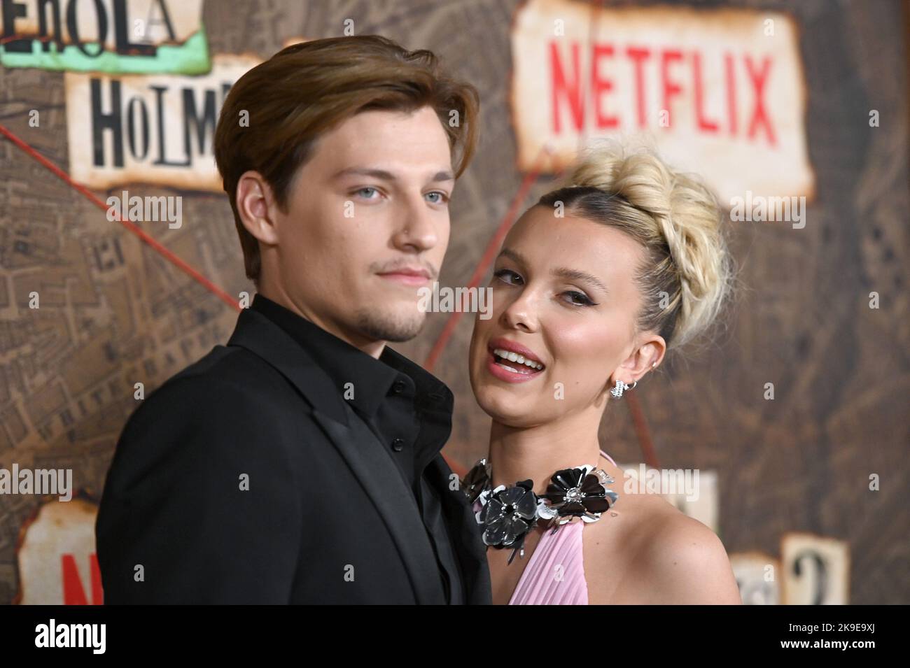 New York, USA. 27. Oktober 2022. (L-R) Jake Bongiovi und Millie Bobby Brown nehmen an der Uraufführung von „Enola Holmes 2“ im Pariser Theater, New York, NY, am 27. Oktober 2022 Teil. (Foto von Anthony Behar/Sipa USA) Quelle: SIPA USA/Alamy Live News Stockfoto