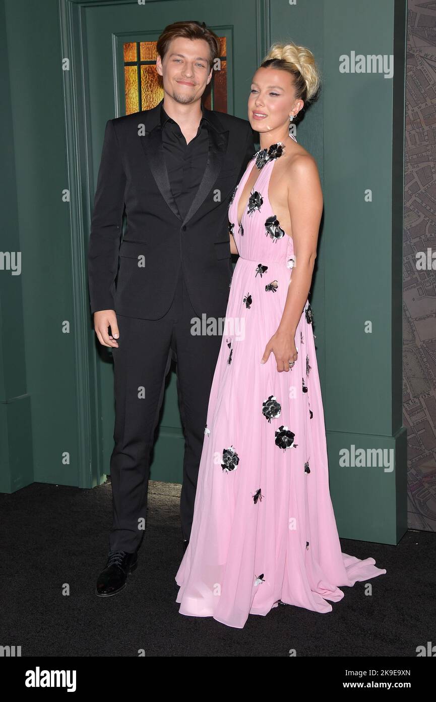 New York, USA. 27. Oktober 2022. (L-R) Jake Bongiovi und Millie Bobby Brown nehmen an der Uraufführung von „Enola Holmes 2“ im Pariser Theater, New York, NY, am 27. Oktober 2022 Teil. (Foto von Anthony Behar/Sipa USA) Quelle: SIPA USA/Alamy Live News Stockfoto
