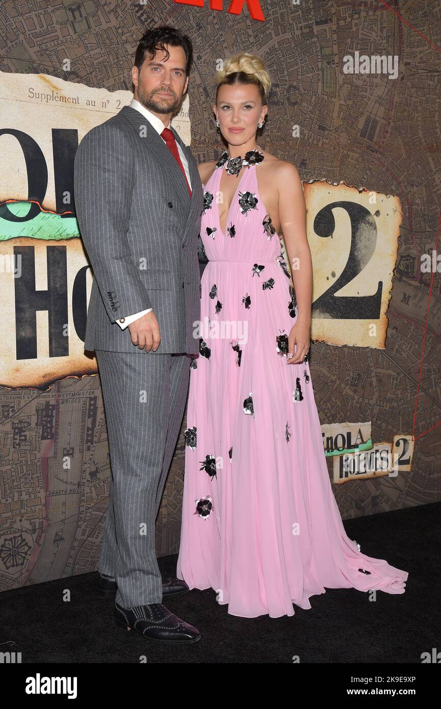 New York, USA. 27. Oktober 2022. (L-R) die Schauspieler Henry Cavill und Millie Bobby Brown nehmen an der Weltpremiere von „Enola Holmes 2“ im Pariser Theater, New York, NY, am 27. Oktober 2022 Teil. (Foto von Anthony Behar/Sipa USA) Quelle: SIPA USA/Alamy Live News Stockfoto