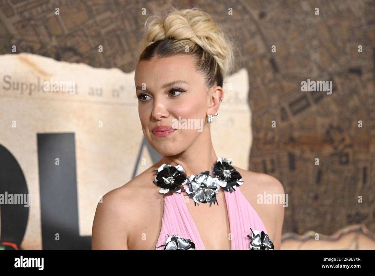 New York, USA. 27. Oktober 2022. Die Schauspielerin Millie Bobby Brown nimmt an der Weltpremiere von „Enola Holmes 2“ im Pariser Theater, New York, NY, am 27. Oktober 2022 Teil. (Foto von Anthony Behar/Sipa USA) Quelle: SIPA USA/Alamy Live News Stockfoto
