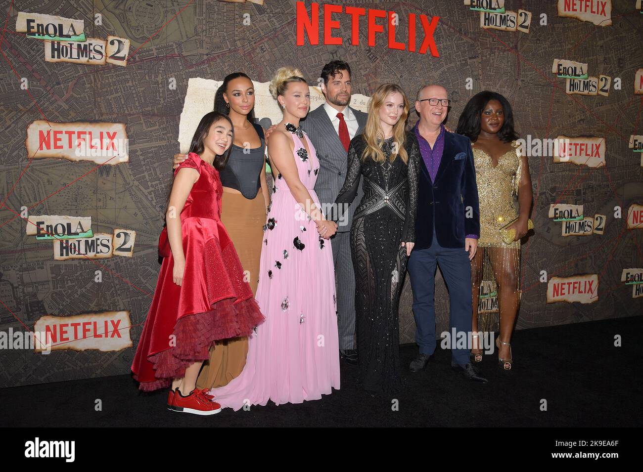 New York, USA. 27. Oktober 2022. (L-R) Serrana Su-Ling Bliss, Left, Abbie Hern, Millie Bobby Brown, Henry Cavill, Hannah Dodd, Harry Bradbeer und Susan Wokoma nehmen an der Weltpremiere von „Enola Holmes 2“ im Pariser Theater, New York, NY, am 27. Oktober 2022 Teil. (Foto von Anthony Behar/Sipa USA) Quelle: SIPA USA/Alamy Live News Stockfoto