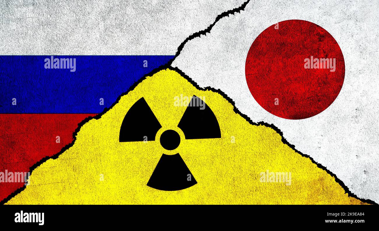 Flaggen von Russland, Japan und Nuclear Symbol zusammen auf texturierter Wand Stockfoto