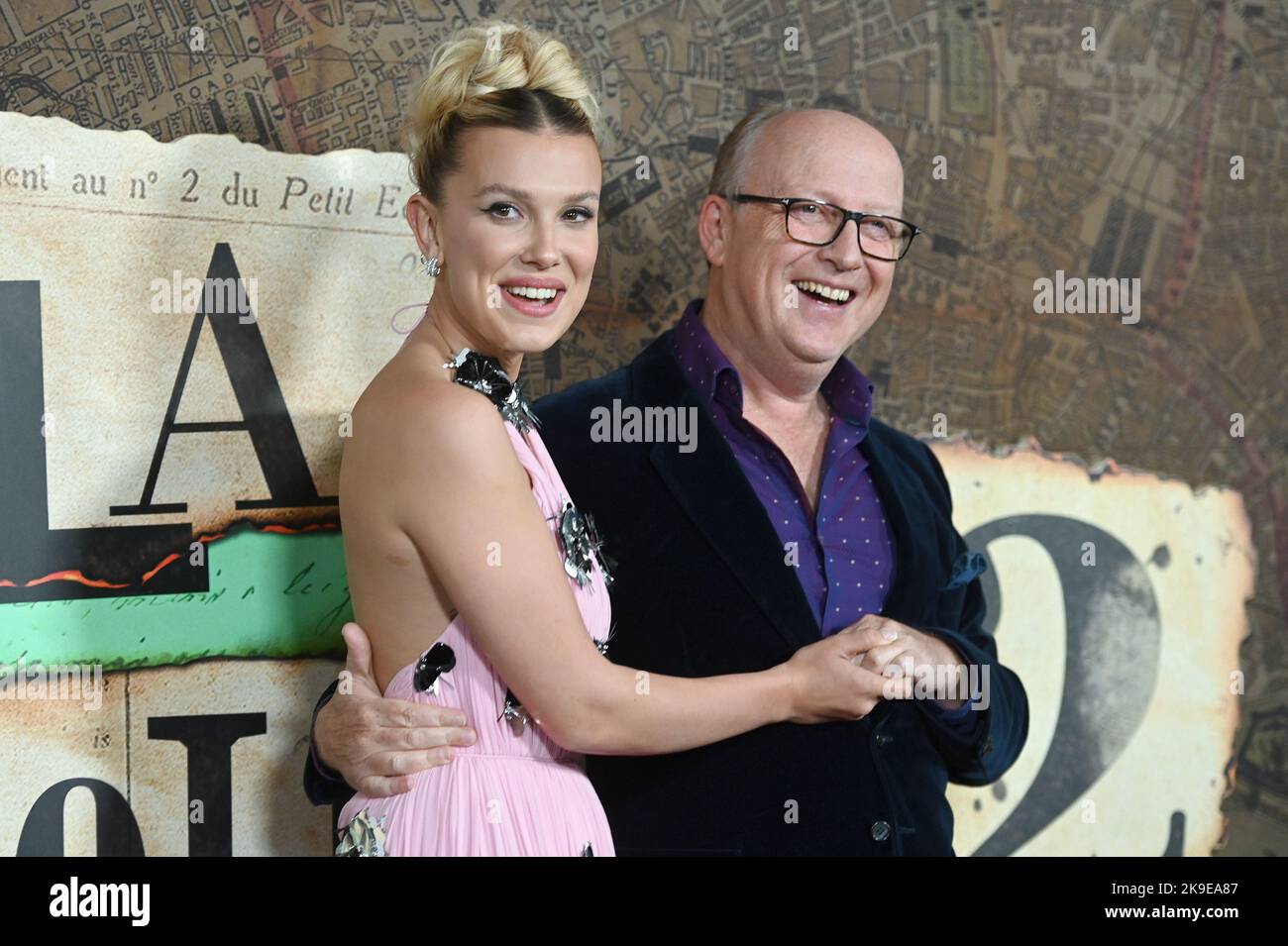 New York, USA. 27. Oktober 2022. (L-R) Millie Bobby Brown und der Regisseur Harry Bradbeer nehmen an der Weltpremiere von „Enola Holmes 2“ im Pariser Theater, New York, NY, am 27. Oktober 2022 Teil. (Foto von Anthony Behar/Sipa USA) Quelle: SIPA USA/Alamy Live News Stockfoto