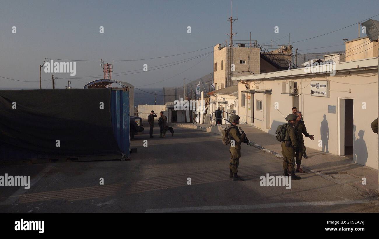 ROSH HANIKRA, ISRAEL - 27. OKTOBER: Israelische Soldaten marschieren am Militärgelände des Rosh Hanikra Crossings, auch bekannt als Ras Al Naqoura Crossing, zwischen Israel und dem Libanon während der Unterzeichnung eines maritimen Grenzdeals zwischen den beiden Ländern am 28. Oktober 2022 in Rosh Hanikra, Israel. Nach 11 Jahren Verhandlungen unterzeichneten Israel und Libanon getrennt voneinander ein von den USA vermitteltes Abkommen über die Seegrenze in Naqoura im Südlibanon nahe der israelischen Grenze, das es jedem Land ermöglicht, die lukrativen Gasfelder vor seinen Küsten auszubeuten. Kredit: Eddie Gerald/Alamy Live Nachrichten Stockfoto