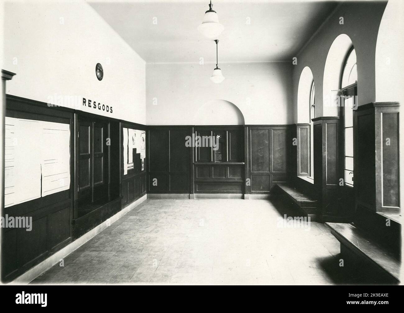 Gepäckexpedition und Warteraum der dritten Klasse im Bahnhofshaus Laxå. Stockfoto