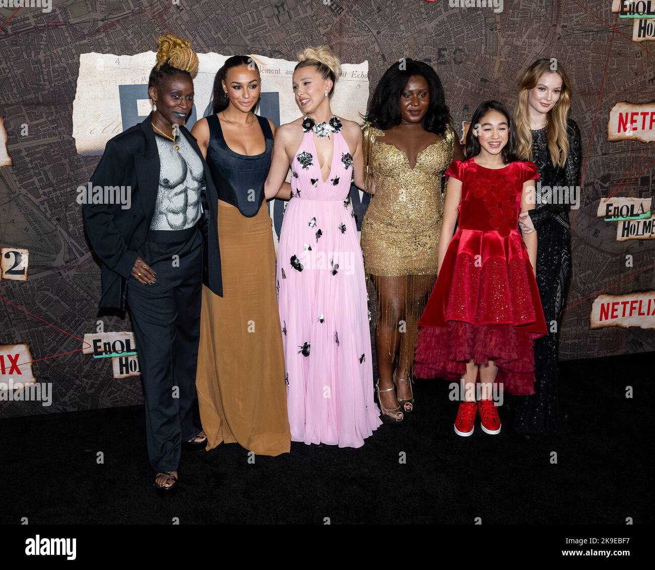 New York, USA. 27. Oktober 2022. Die Besetzung von Enola Holmes 2 trifft am Donnerstag, den 27.. Oktober 2022, auf dem roten Teppich zur Weltpremiere des Films im Pariser Theater in New York, NY, ein. Foto von Gabriele Holtermann/UPI Kredit: UPI/Alamy Live News Stockfoto