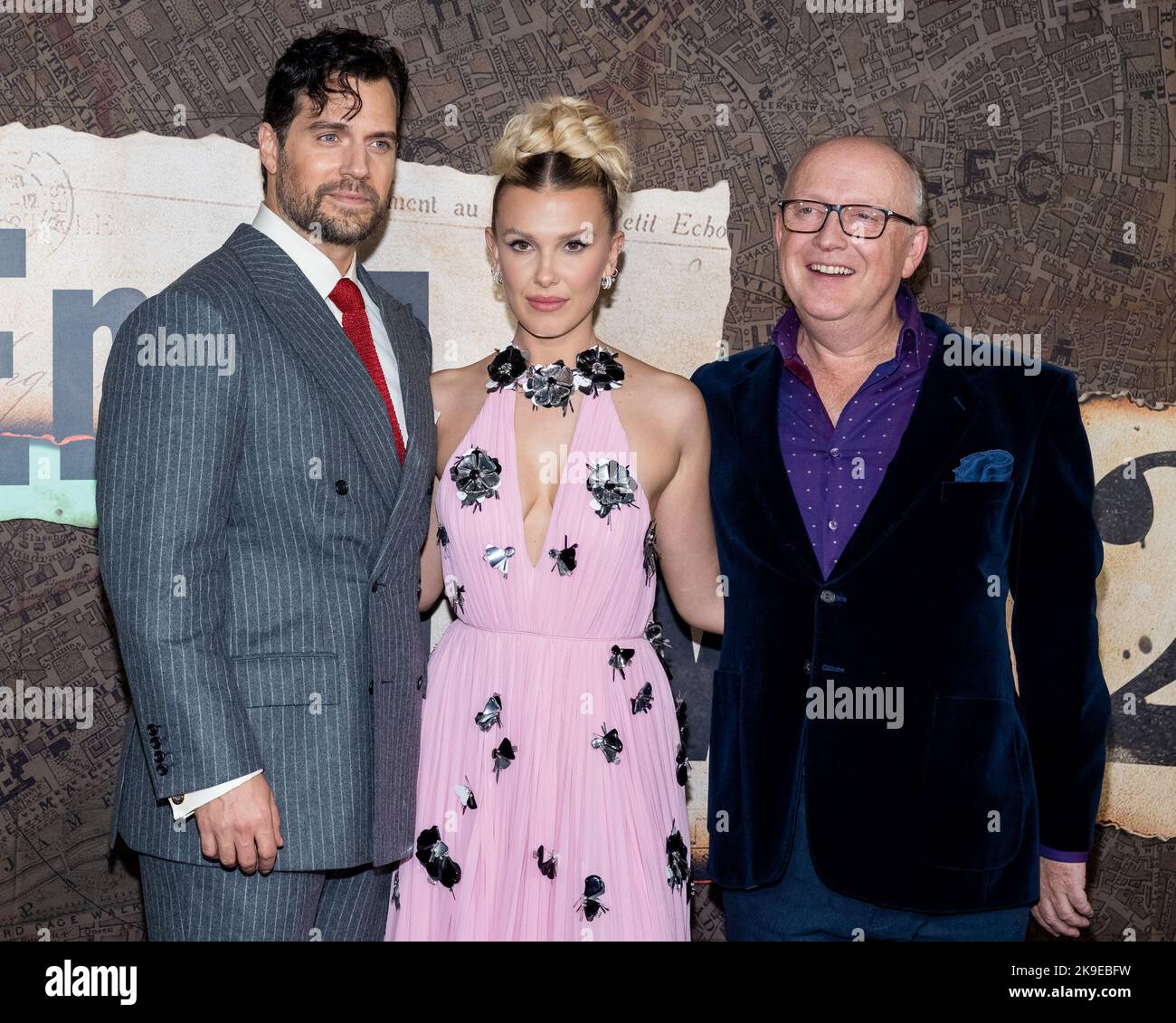 New York, USA. 27. Oktober 2022. Henry Cavill, Millie Bobby Brown und Harry Bradbeer treffen am Donnerstag, den 27.. Oktober 2022, auf dem roten Teppich zur Weltpremiere von Enola Holmes 2 im Pariser Theater in New York, NY, ein. Foto von Gabriele Holtermann/UPI Kredit: UPI/Alamy Live News Stockfoto