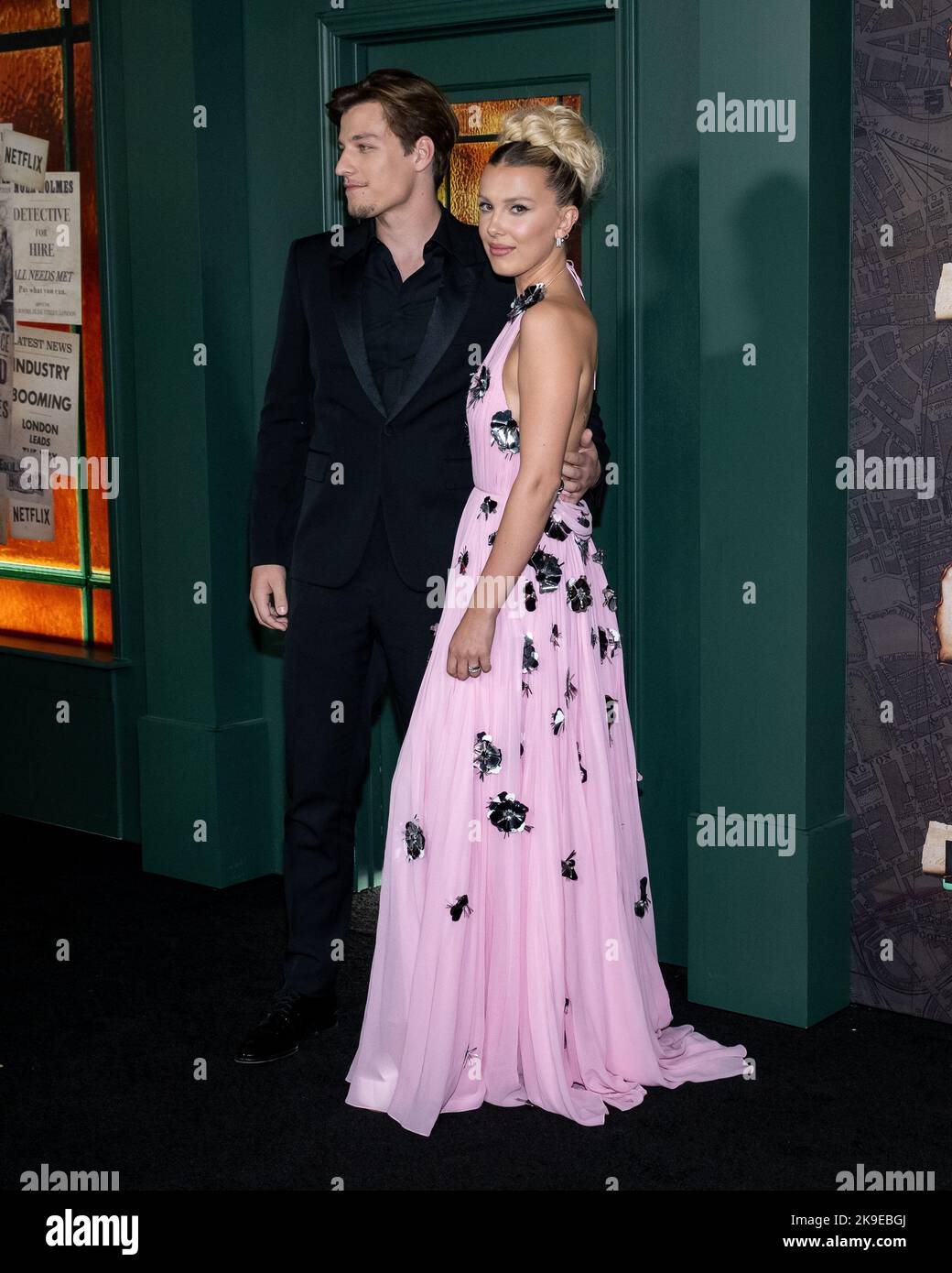 New York, USA. 27. Oktober 2022. Jack Bongiovi und Millie Bobby Brown treffen am Donnerstag, den 27.. Oktober 2022, auf dem roten Teppich zur Weltpremiere von Enola Holmes 2 im Pariser Theater in New York, NY, ein. Foto von Gabriele Holtermann/UPI Kredit: UPI/Alamy Live News Stockfoto