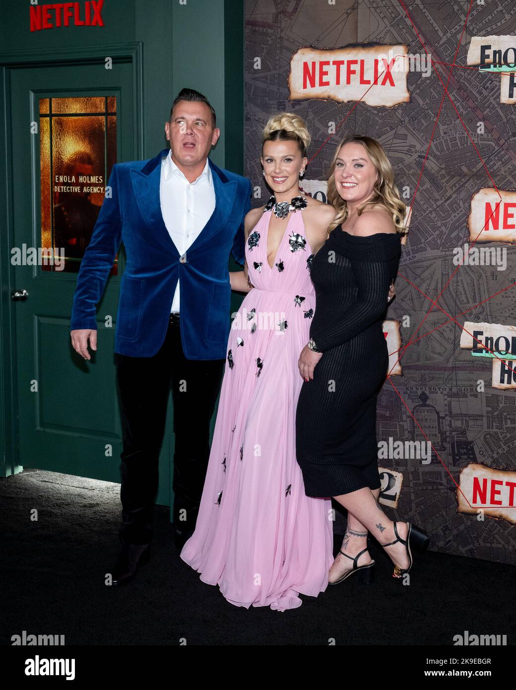 New York, USA. 27. Oktober 2022. (L-R) Robert Brown, Millie Bobby Brown und Paige Brown treffen am Donnerstag, den 27.. Oktober 2022, auf dem roten Teppich zur Weltpremiere von Enola Holmes 2 im Pariser Theater in New York, NY, ein. Foto von Gabriele Holtermann/UPI Kredit: UPI/Alamy Live News Stockfoto