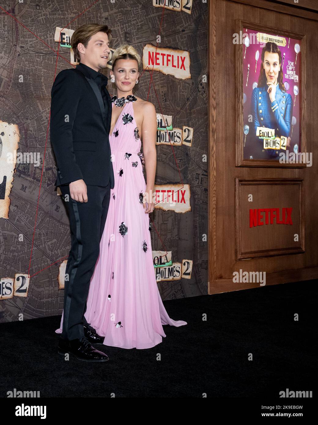 New York, USA. 27. Oktober 2022. Jack Bongiovi und Millie Bobby Brown treffen am Donnerstag, den 27.. Oktober 2022, auf dem roten Teppich zur Weltpremiere von Enola Holmes 2 im Pariser Theater in New York, NY, ein. Foto von Gabriele Holtermann/UPI Kredit: UPI/Alamy Live News Stockfoto