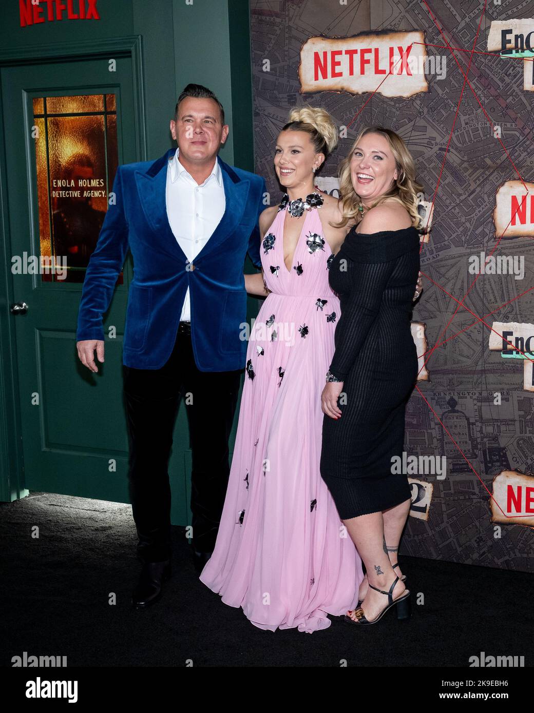 New York, USA. 27. Oktober 2022. (L-R) Robert Brown, Millie Bobby Brown und Paige Brown treffen am Donnerstag, den 27.. Oktober 2022, auf dem roten Teppich zur Weltpremiere von Enola Holmes 2 im Pariser Theater in New York, NY, ein. Foto von Gabriele Holtermann/UPI Kredit: UPI/Alamy Live News Stockfoto