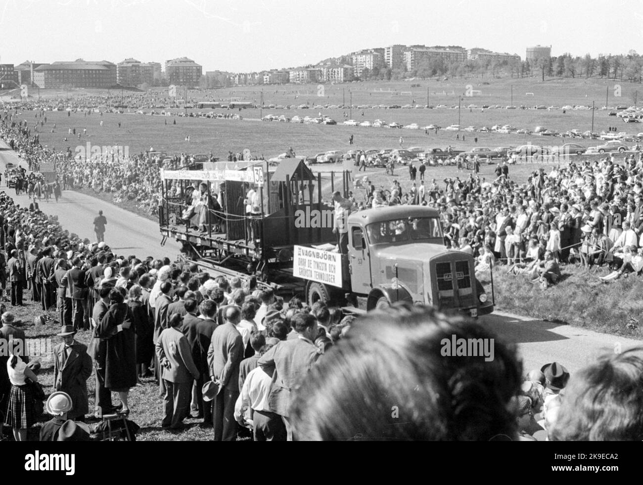 Die Staatsbahnen, SJ OE 86688. Studentenfasching in Gärdet in Stockholm. Offener Güterwagen auf Vagnbjörn geladen. Stockfoto