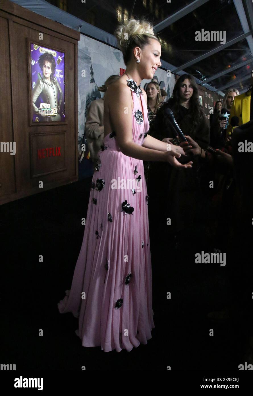 New York, NY, USA. 27. Oktober 2022. Millie Bobby Brown bei der Weltpremiere von Netflix's Enola Holmes 2 im Pariser Theater am 27. Oktober 2022 in New York City. Quelle: Rw/Media Punch/Alamy Live News Stockfoto