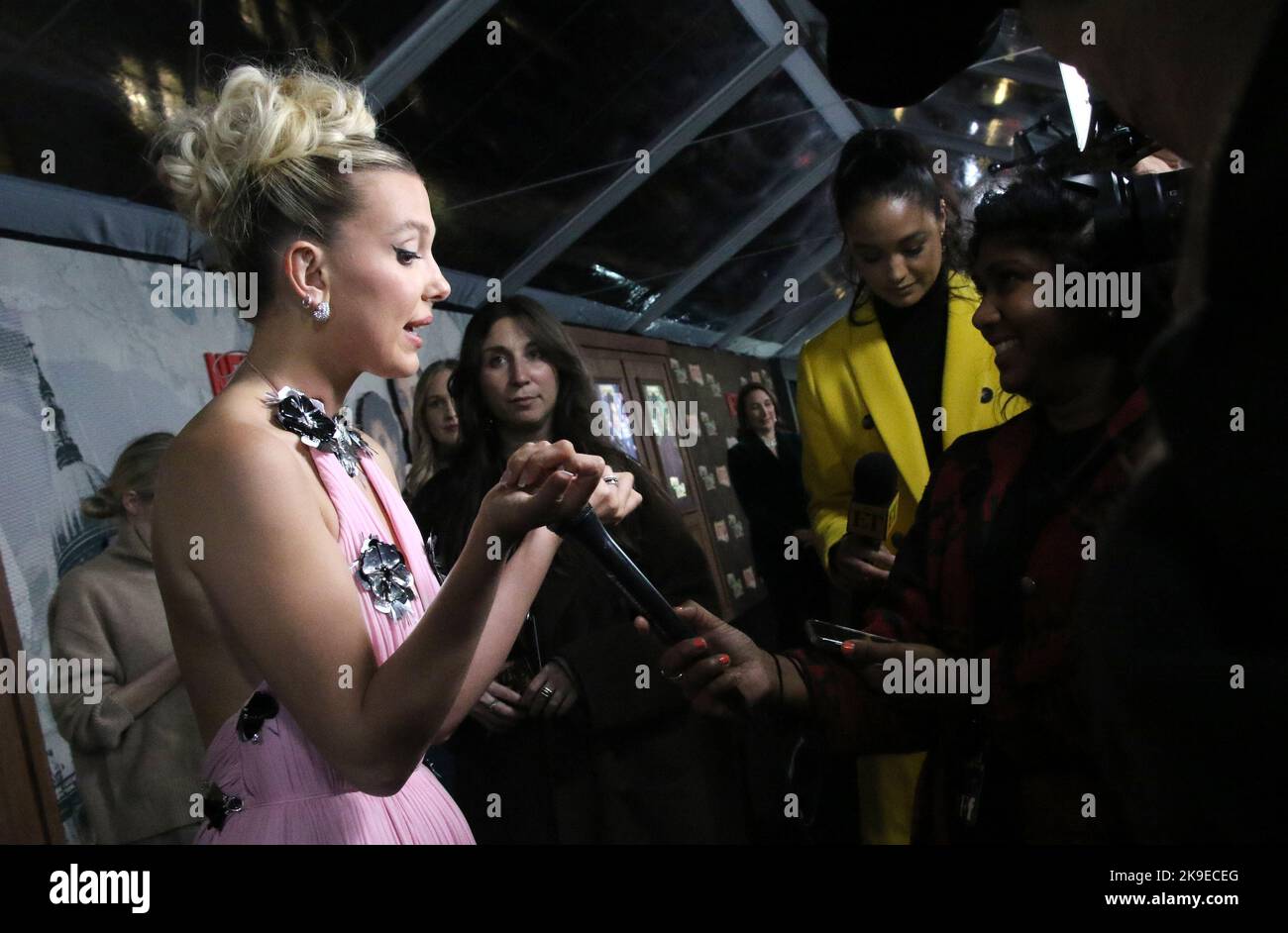 New York, NY, USA. 27. Oktober 2022. Millie Bobby Brown bei der Weltpremiere von Netflix's Enola Holmes 2 im Pariser Theater am 27. Oktober 2022 in New York City. Quelle: Rw/Media Punch/Alamy Live News Stockfoto