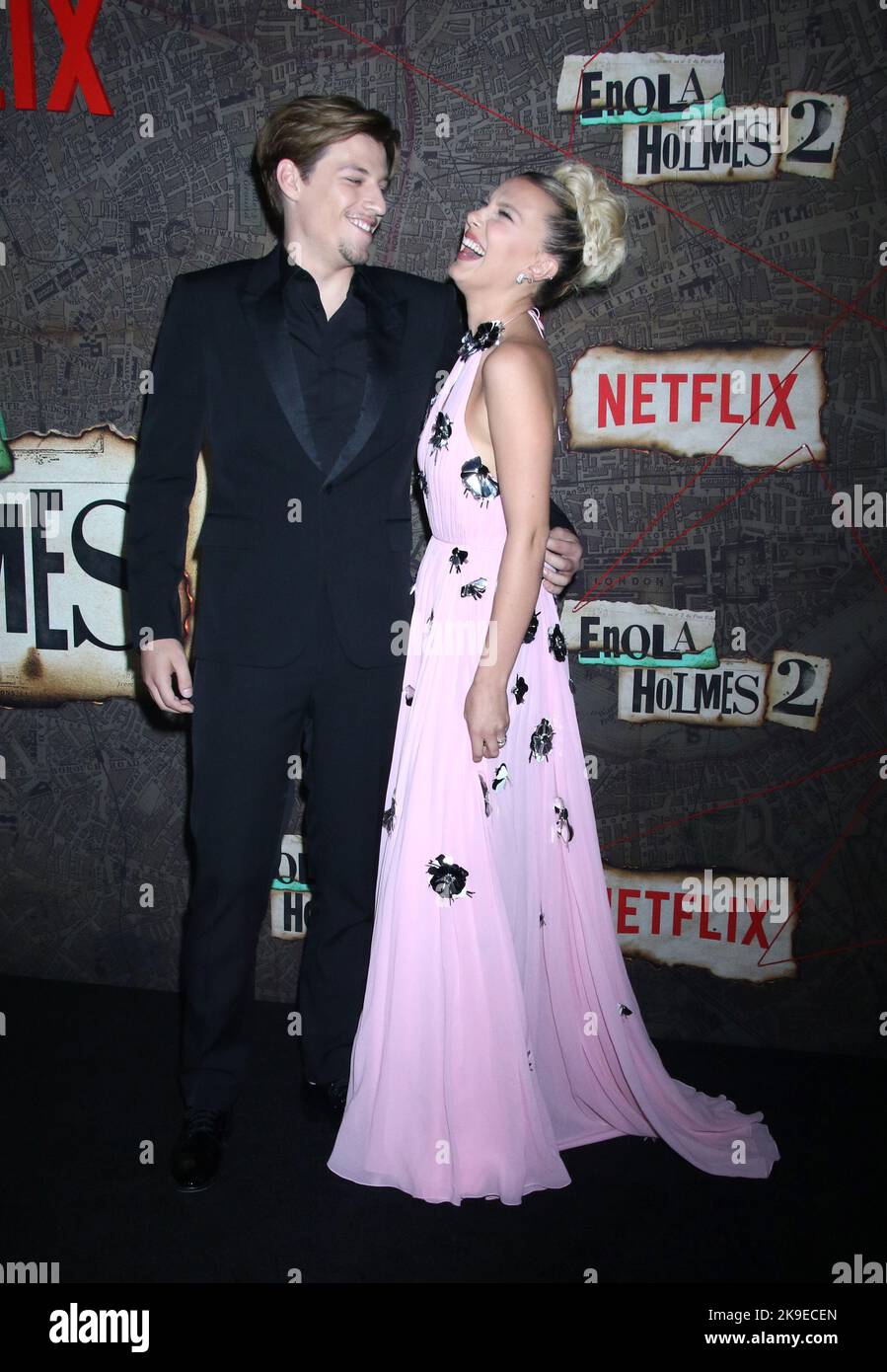 New York, NY, USA. 27. Oktober 2022. Jake Bongiovi und Millie Bobby Brown bei der Uraufführung von Netflix's Enola Holmes 2 am 27. Oktober 2022 im Pariser Theater in New York City. Quelle: Rw/Media Punch/Alamy Live News Stockfoto
