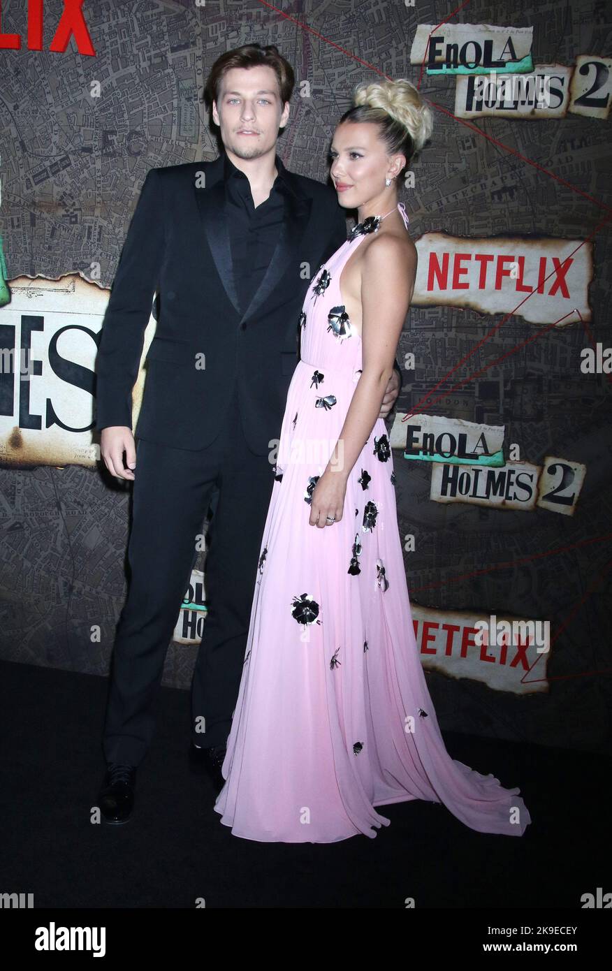 New York, NY, USA. 27. Oktober 2022. Jake Bongiovi und Millie Bobby Brown bei der Uraufführung von Netflix's Enola Holmes 2 am 27. Oktober 2022 im Pariser Theater in New York City. Quelle: Rw/Media Punch/Alamy Live News Stockfoto