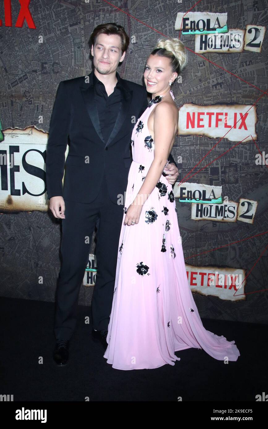 New York, NY, USA. 27. Oktober 2022. Jake Bongiovi und Millie Bobby Brown bei der Uraufführung von Netflix's Enola Holmes 2 am 27. Oktober 2022 im Pariser Theater in New York City. Quelle: Rw/Media Punch/Alamy Live News Stockfoto