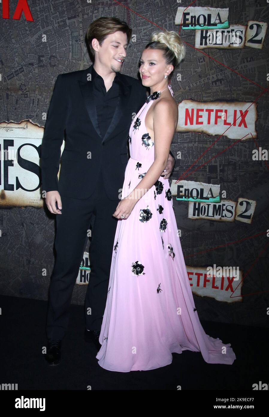 New York, NY, USA. 27. Oktober 2022. Jake Bongiovi und Millie Bobby Brown bei der Uraufführung von Netflix's Enola Holmes 2 am 27. Oktober 2022 im Pariser Theater in New York City. Quelle: Rw/Media Punch/Alamy Live News Stockfoto