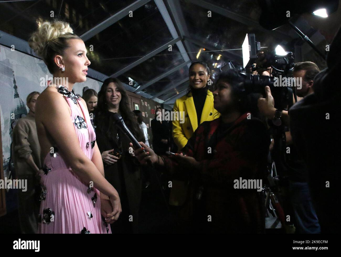 New York, NY, USA. 27. Oktober 2022. Millie Bobby Brown bei der Weltpremiere von Netflix's Enola Holmes 2 im Pariser Theater am 27. Oktober 2022 in New York City. Quelle: Rw/Media Punch/Alamy Live News Stockfoto
