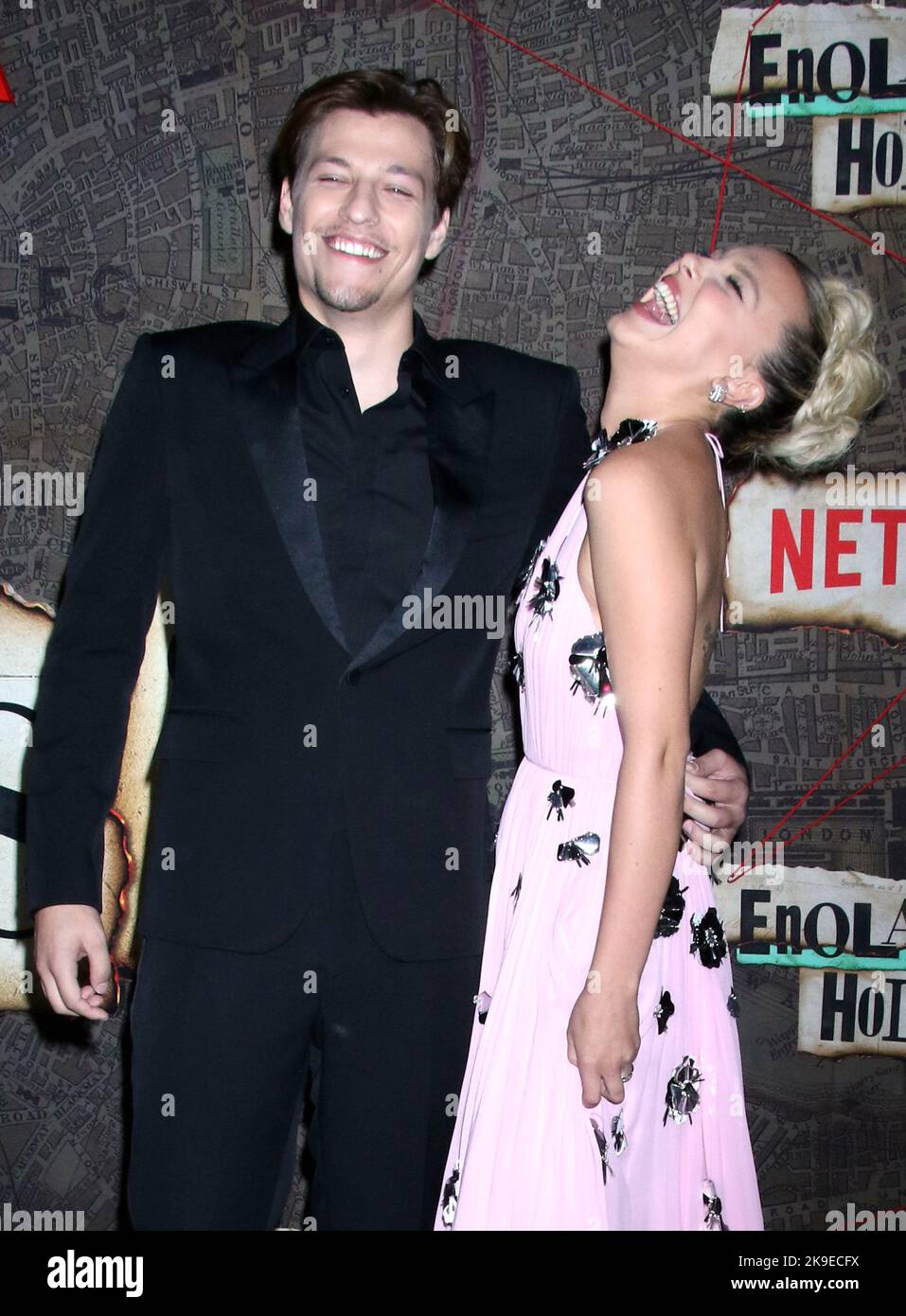New York, NY, USA. 27. Oktober 2022. Jake Bongiovi und Millie Bobby Brown bei der Uraufführung von Netflix's Enola Holmes 2 am 27. Oktober 2022 im Pariser Theater in New York City. Quelle: Rw/Media Punch/Alamy Live News Stockfoto