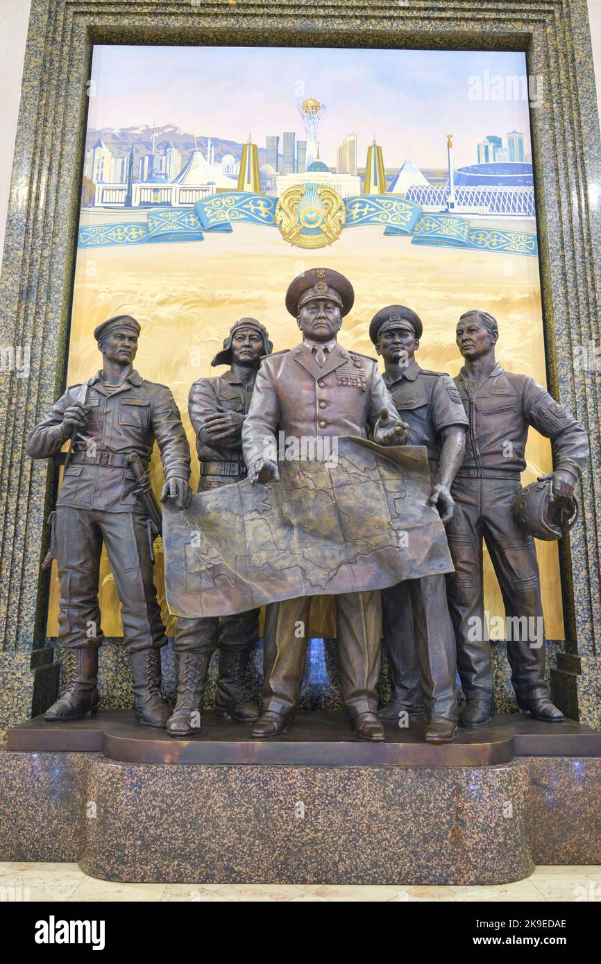 Eine Bronzestatue, Skulptur einer Gruppe von Militärkommandanten mit einer Karte, Karte. Im Atrium des Militärhistorischen Museums der Streitkräfte von Stockfoto