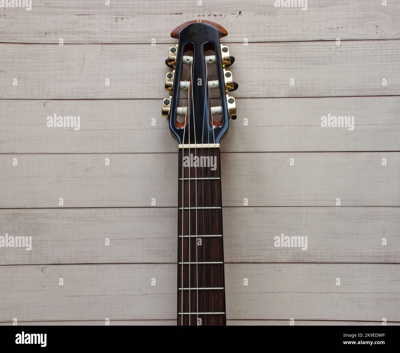 Akustisches Griffbrett für Gitarre auf Holzhintergrund. Platz für Text. Stockfoto
