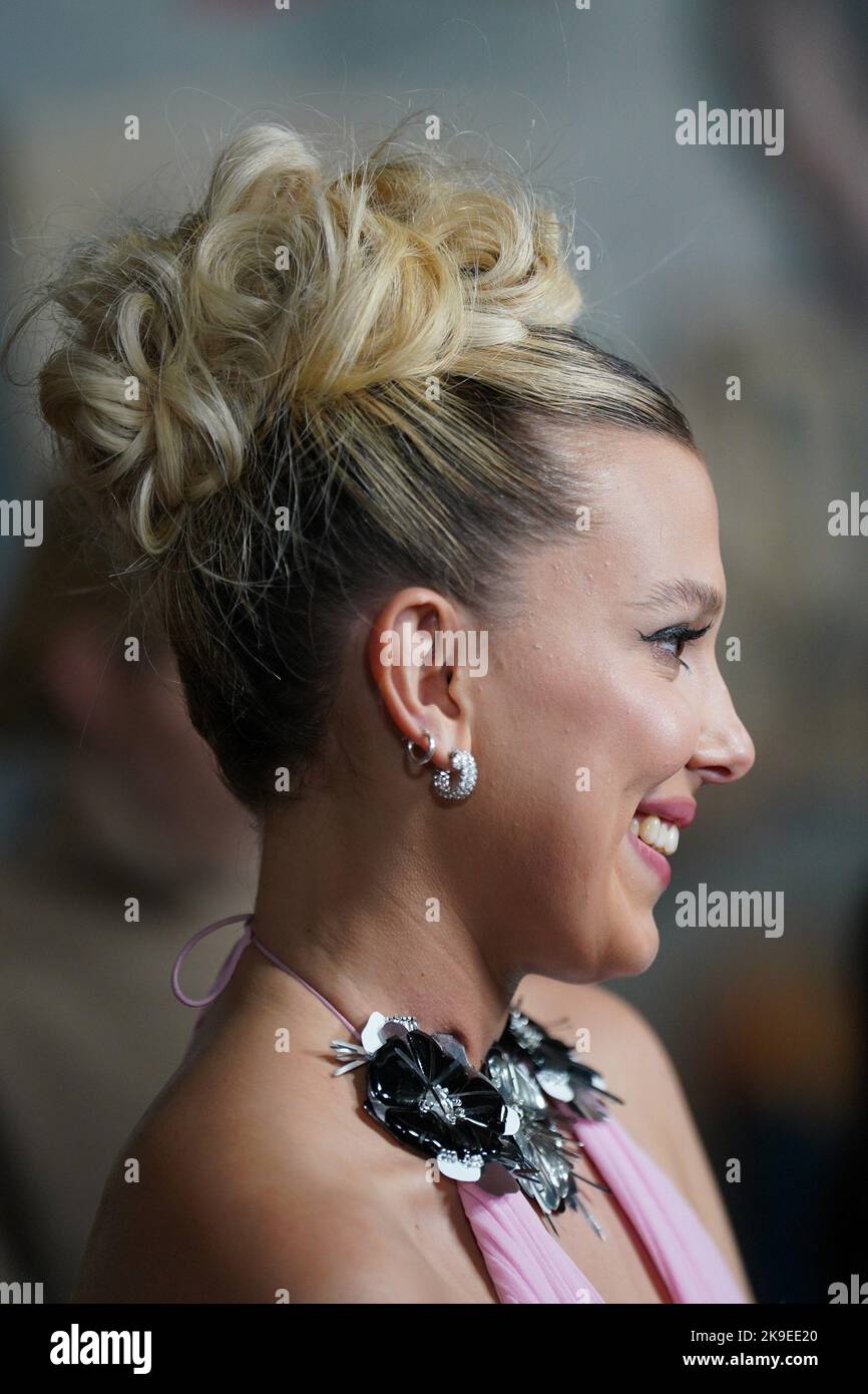 New York, NY, USA. 27. Oktober 2022. Millie Bobby Brown bei der Premiere VON ENOLA HOLMES 2 im Pariser Theater, New York, NY, 27. Oktober 2022. Kredit: Kristin Callahan/Everett Collection/Alamy Live Nachrichten Stockfoto