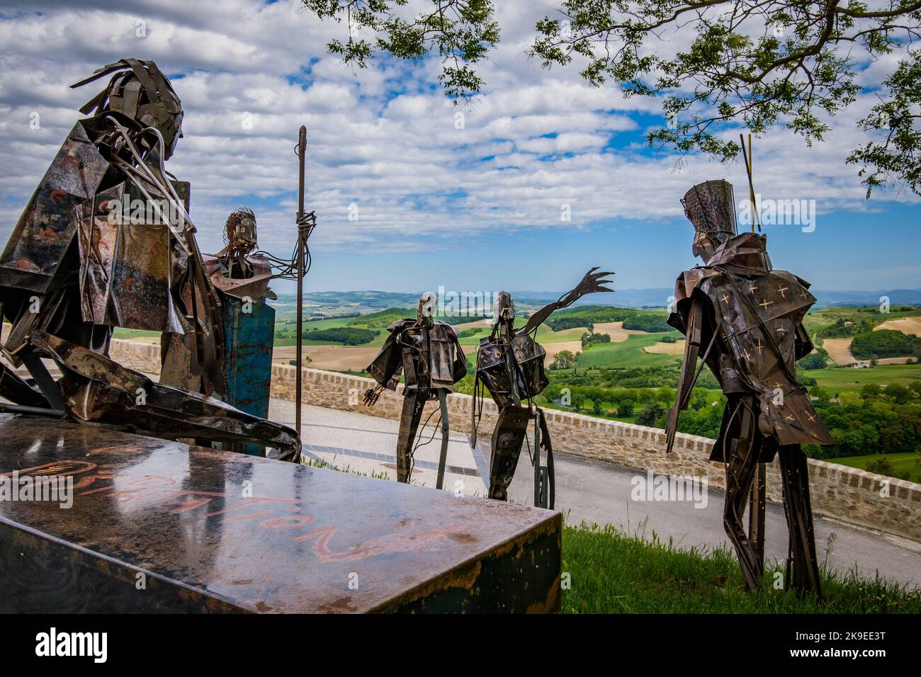 Eine Skulptur aus männlichen Figuren aus Stahl, die in Fanjeaux Belvedere mit dem Namen le Seignadou mit Blick auf die Landschaft Südfrankreichs (Aude) aufgestellt wurde Stockfoto