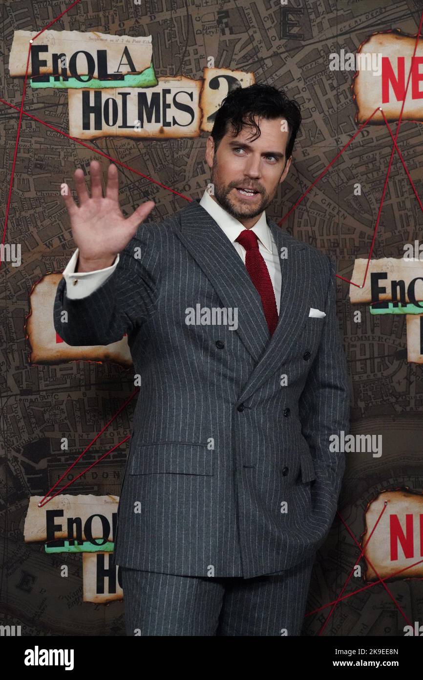 New York, NY, USA. 27. Oktober 2022. Henry Cavill bei der Premiere VON ENOLA HOLMES 2 im Pariser Theater, New York, NY, 27. Oktober 2022. Kredit: Kristin Callahan/Everett Collection/Alamy Live Nachrichten Stockfoto