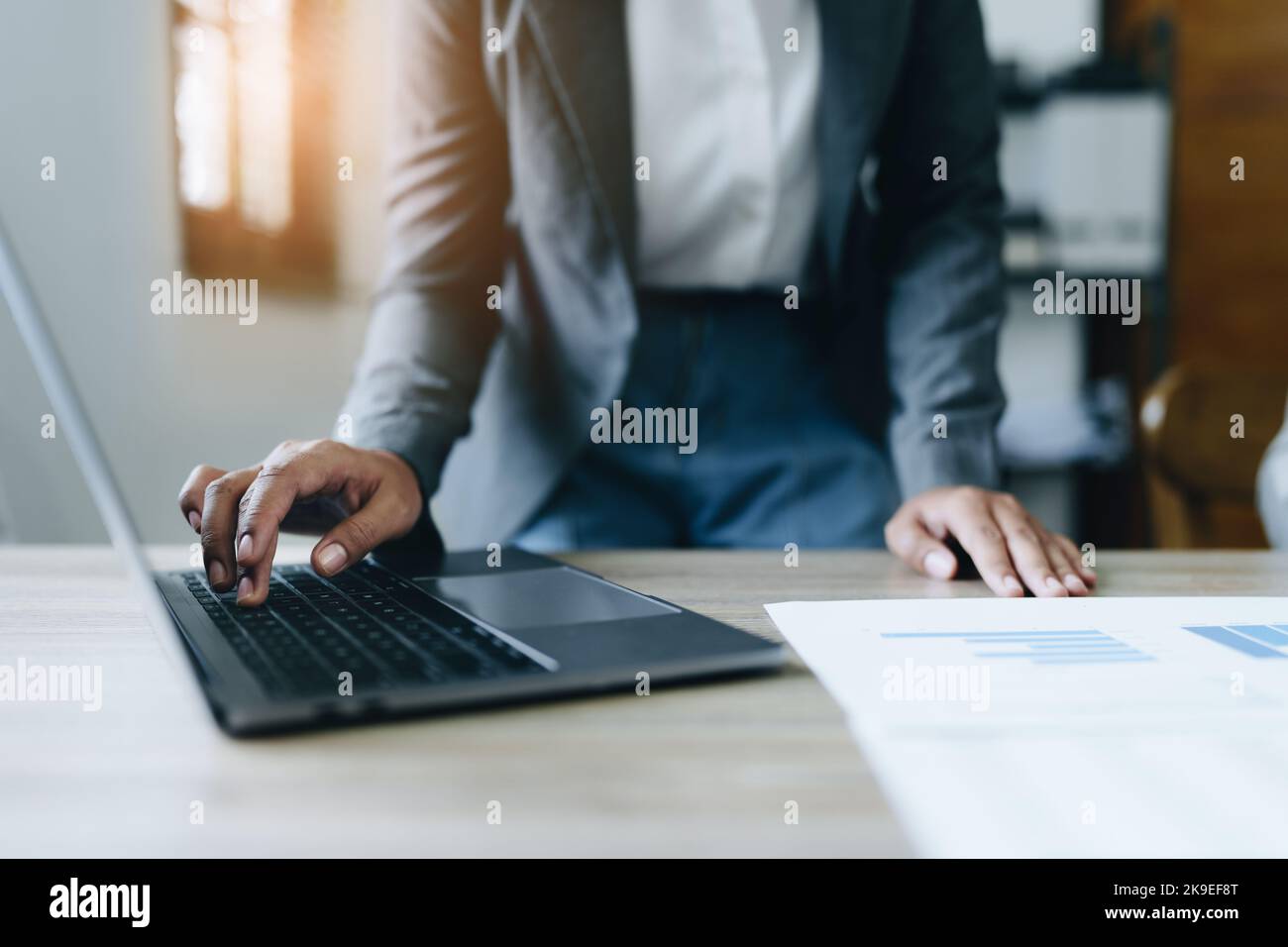 Asiatische Unternehmer und Geschäftsleute treffen sich in einem Konferenzraum in Geschäftsplanung, Finanzbudget und Investitionsrisiko Bewertung zu analysieren Stockfoto