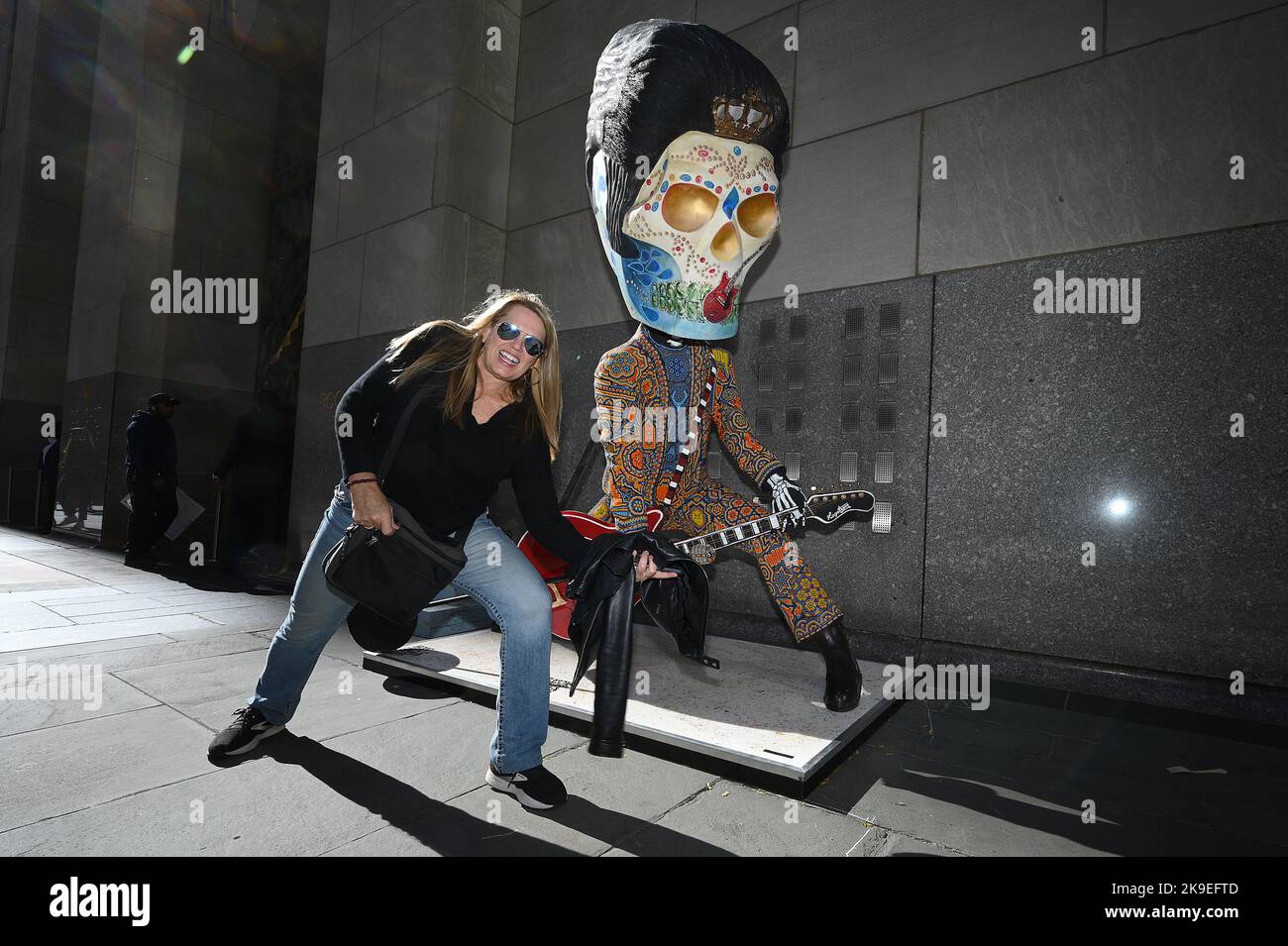 New York, USA. 27. Oktober 2022. Laura Kaplan, der aus North Carolina kommt, stellt sich in einer ähnlichen Pose neben der Skulptur mit dem Titel El Rey (der König), Teil der jährlichen Feier der Mexiko-Woche 2.: Dia De Muertos, im Rockefeller Center, New York, NY, 27. Oktober, 2022. (Foto von Anthony Behar/Sipa USA) Quelle: SIPA USA/Alamy Live News Stockfoto