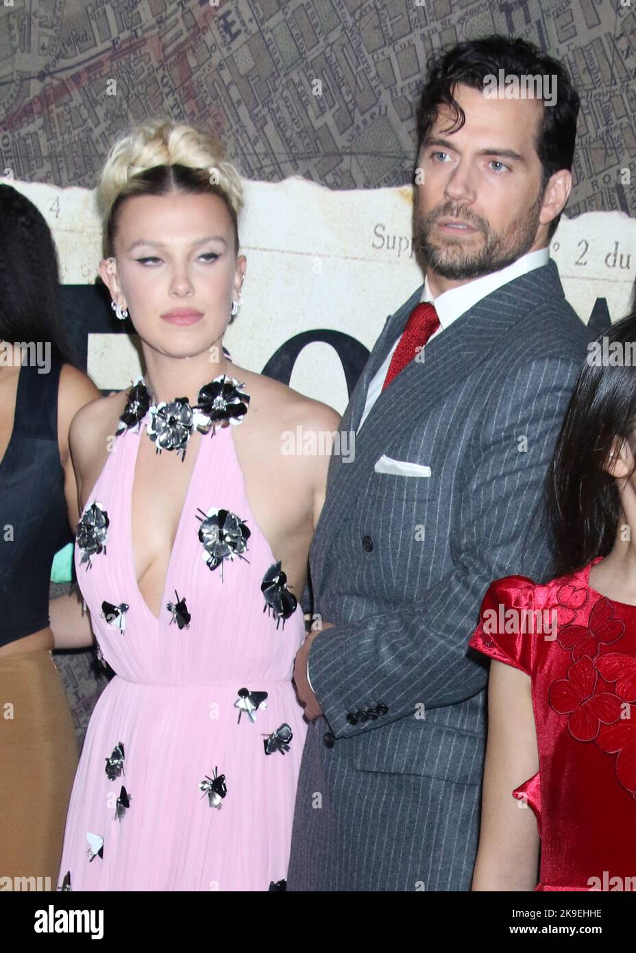 New York, NY, USA. 27. Oktober 2022. Henry Cavill und Millie Bobby Brown bei der Uraufführung von Netflix's Enola Holmes 2 am 27. Oktober 2022 im Pariser Theater in New York City. Quelle: Rw/Media Punch/Alamy Live News Stockfoto