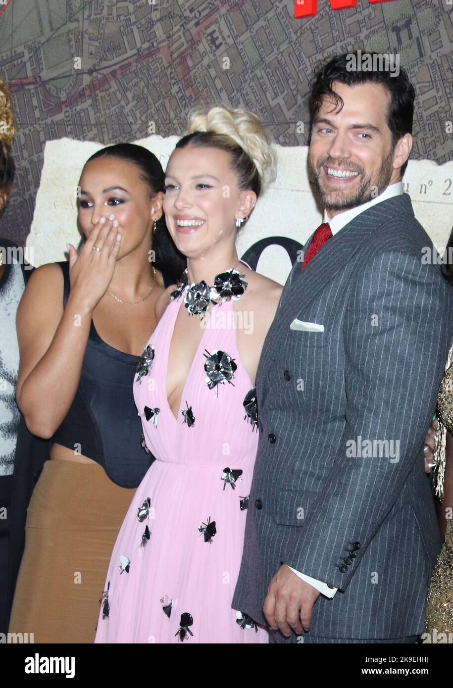 New York, NY, USA. 27. Oktober 2022. Abbie Hern, Millie Bobby Brown und Henry Cavill bei der Uraufführung von Netflix's Enola Holmes 2 am 27. Oktober 2022 im Pariser Theater in New York City. Quelle: Rw/Media Punch/Alamy Live News Stockfoto