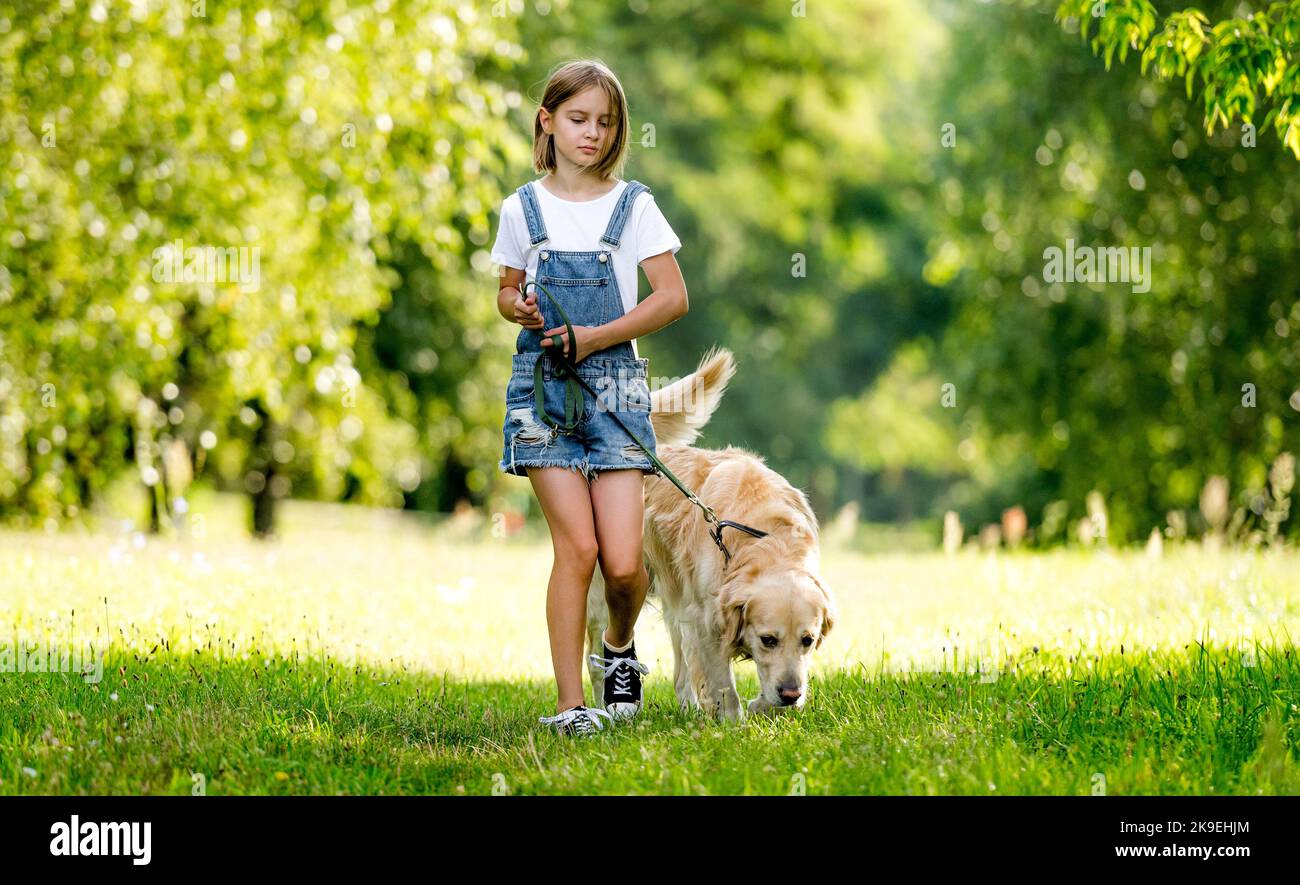 Nettes kleines Mädchen mit schönen Hund Stockfoto