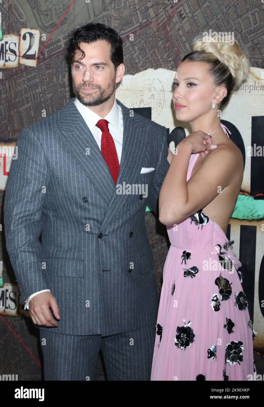 New York, NY, USA. 27. Oktober 2022. Henry Cavill und Millie Bobby Brown bei der Uraufführung von Netflix's Enola Holmes 2 am 27. Oktober 2022 im Pariser Theater in New York City. Quelle: Rw/Media Punch/Alamy Live News Stockfoto