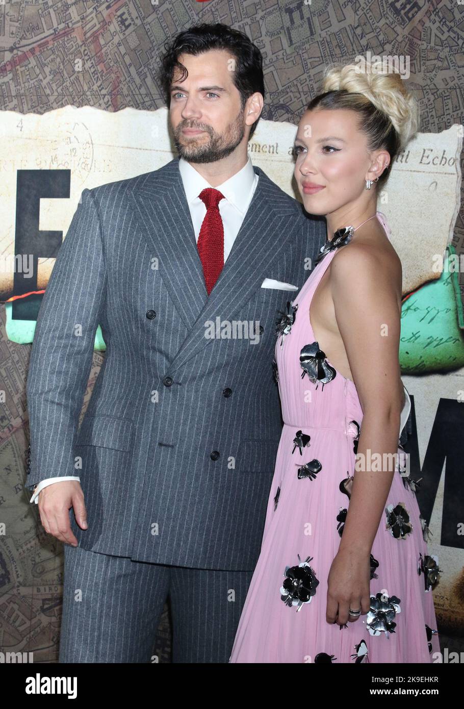 New York, NY, USA. 27. Oktober 2022. Henry Cavill und Millie Bobby Brown bei der Uraufführung von Netflix's Enola Holmes 2 am 27. Oktober 2022 im Pariser Theater in New York City. Quelle: Rw/Media Punch/Alamy Live News Stockfoto