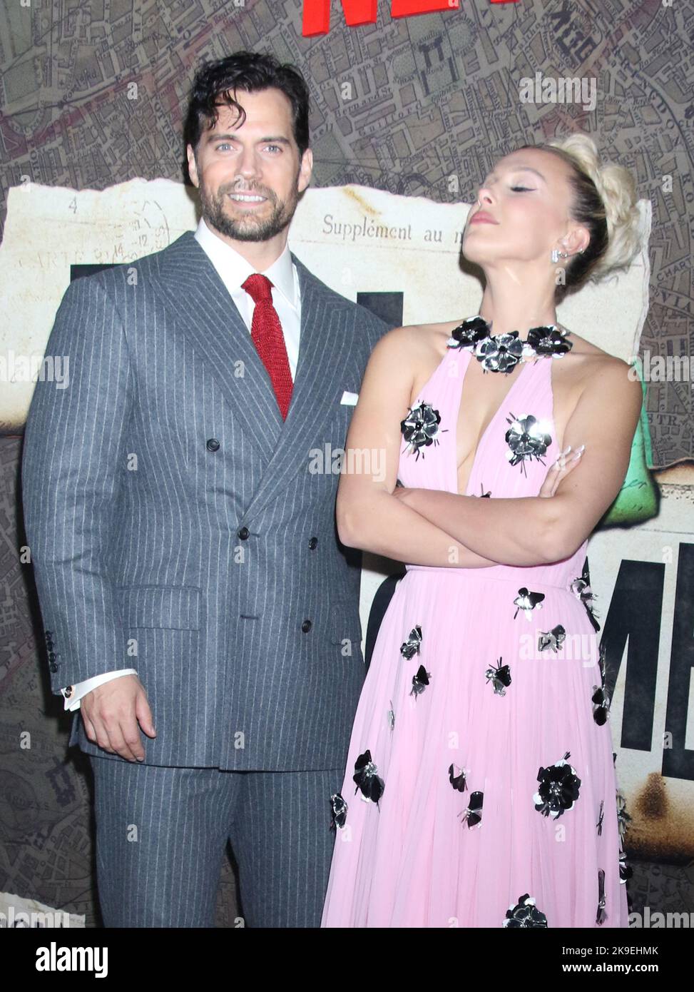 New York, NY, USA. 27. Oktober 2022. Henry Cavill und Millie Bobby Brown bei der Uraufführung von Netflix's Enola Holmes 2 am 27. Oktober 2022 im Pariser Theater in New York City. Quelle: Rw/Media Punch/Alamy Live News Stockfoto