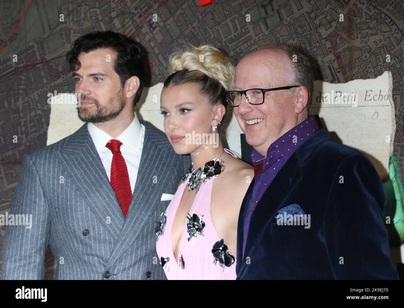 New York, NY, USA. 27. Oktober 2022. Henry Cavill, Millie Bobby Brown und Harry Bradbeer bei der Weltpremiere von Netflix's Enola Holmes 2 im Pariser Theater am 27. Oktober 2022 in New York City. Quelle: Rw/Media Punch/Alamy Live News Stockfoto