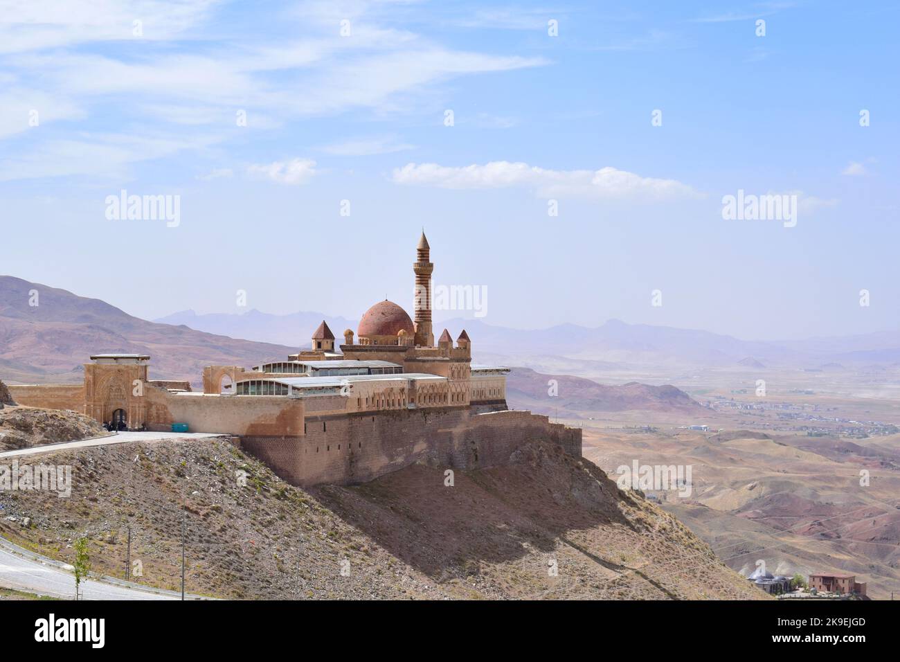 Blick auf den Ishak Pasha Palast in Dogubayazit, Agri, Türkei. Erbaut im 18.. Jahrhundert. Foto aufgenommen im September 2022. Stockfoto